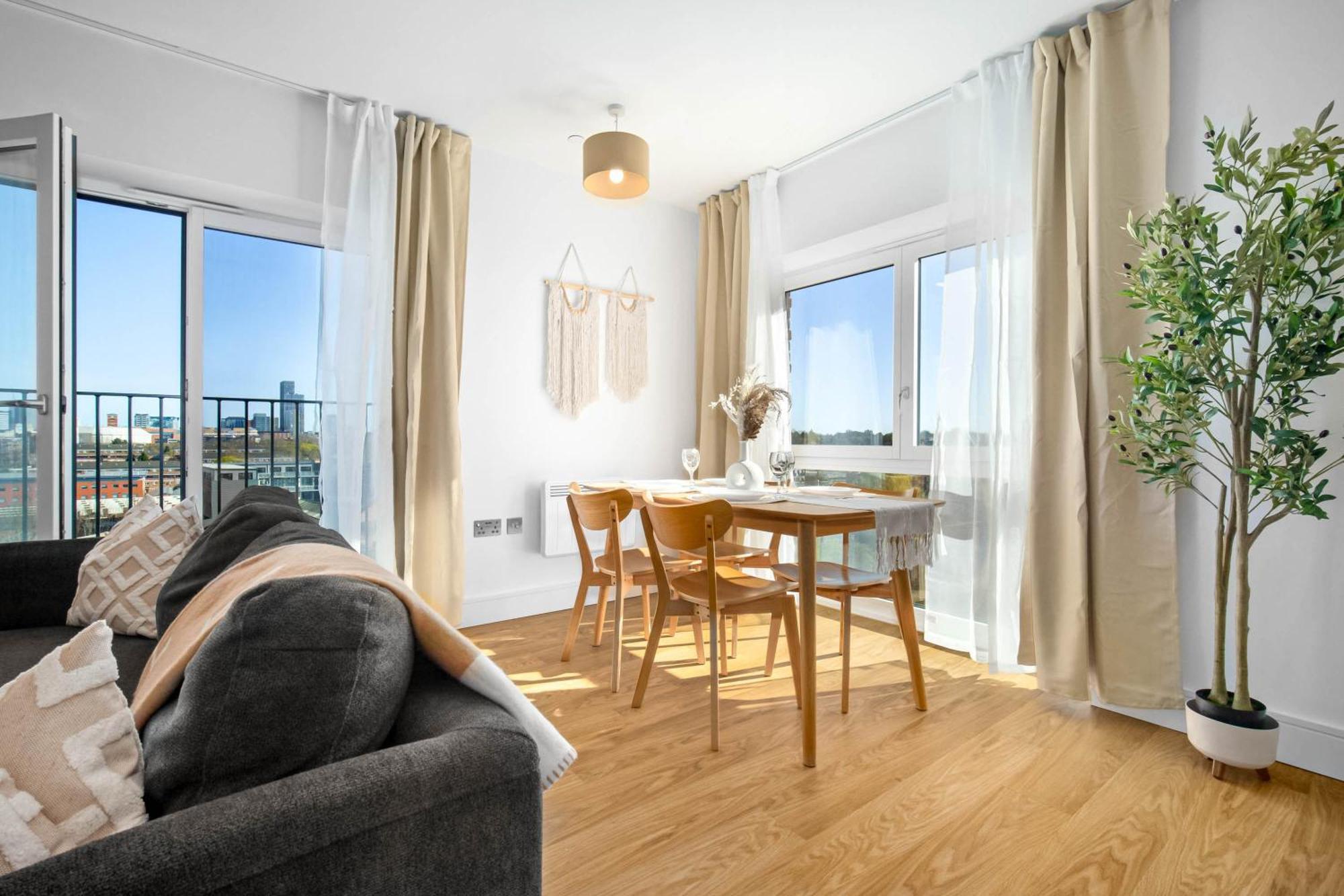 Apartment 2 Bedroom - 2 Bathrooms - Netflix- Juliet Balcony 419h Birmingham